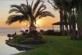 ALMADIE CORNICHE   villa  pieds dans l’eau