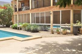 Charmant appartement au rez-de-chaussée, situé à proximité du rond-point Ngaparou, de l'école EBA.