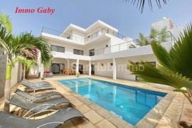 Villa de standing à proximité de la plage (terrasses vue mer), proche des commerces.