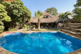 Villa de standing située dans un Domaine sécurisé, accès simple, proche de la route principale.