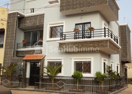 Superbe R+1 à Petit Mbao