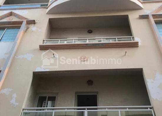 Immeuble R+3 Titre foncier YOFF en face de la route acces 2 ruelles 200M2 115MILLIONS