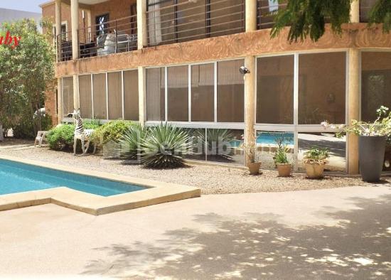 Charmant appartement au rez-de-chaussée, situé à proximité du rond-point Ngaparou, de l'école EBA.