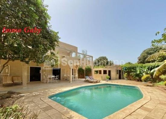 Charmante villa proche de la route. Quartier calme, sécurisé, plage à quelques minutes.