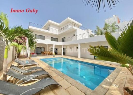 Villa de standing à proximité de la plage (terrasses vue mer), proche des commerces.