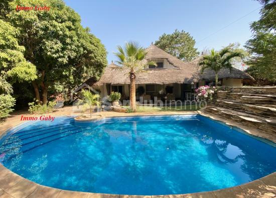 Villa de standing située dans un Domaine sécurisé, accès simple, proche de la route principale.