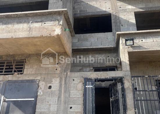 Villa R+1 à vendre à Rufisque 2